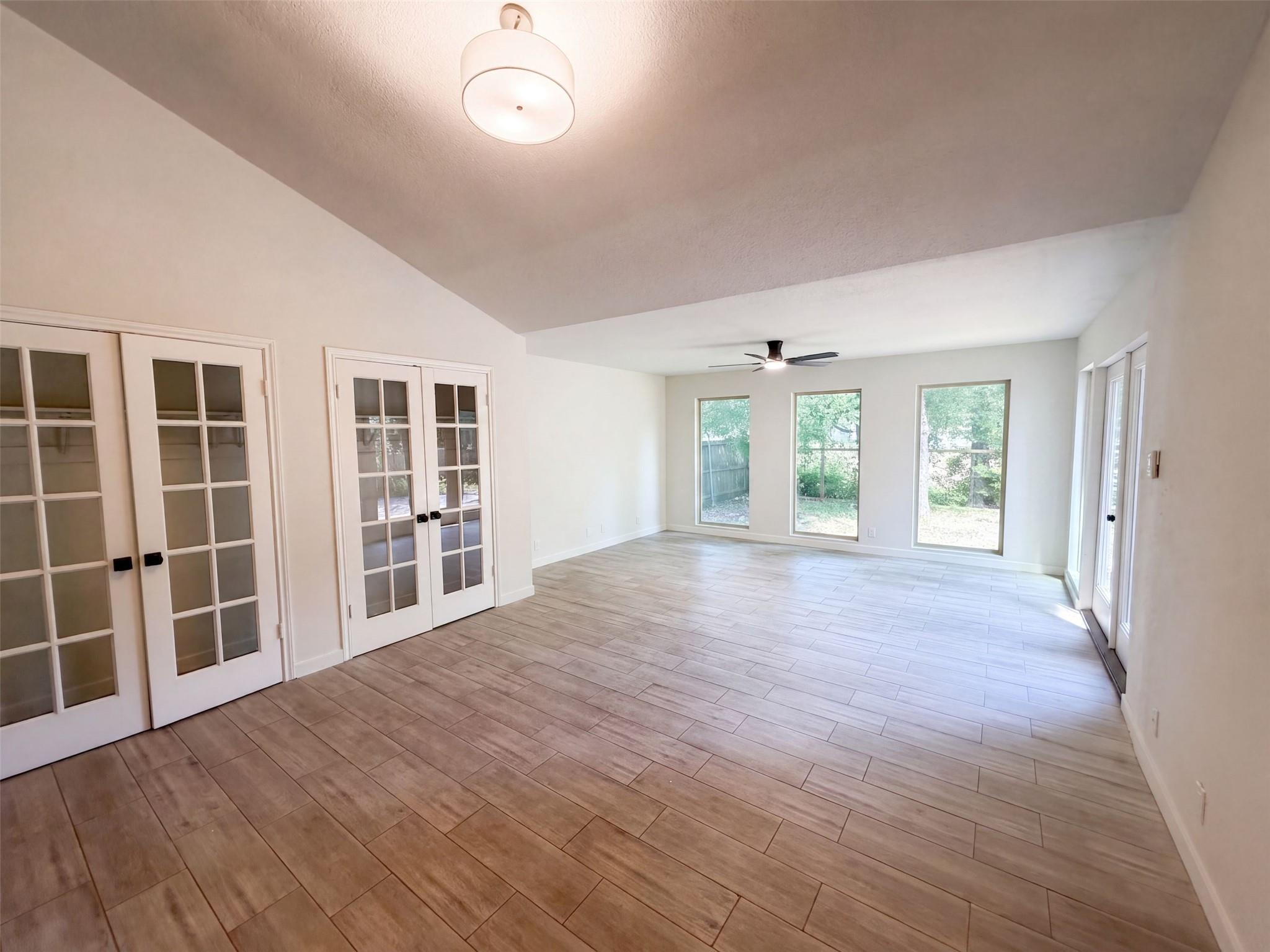 605  Hawthorne Ln, photo 4