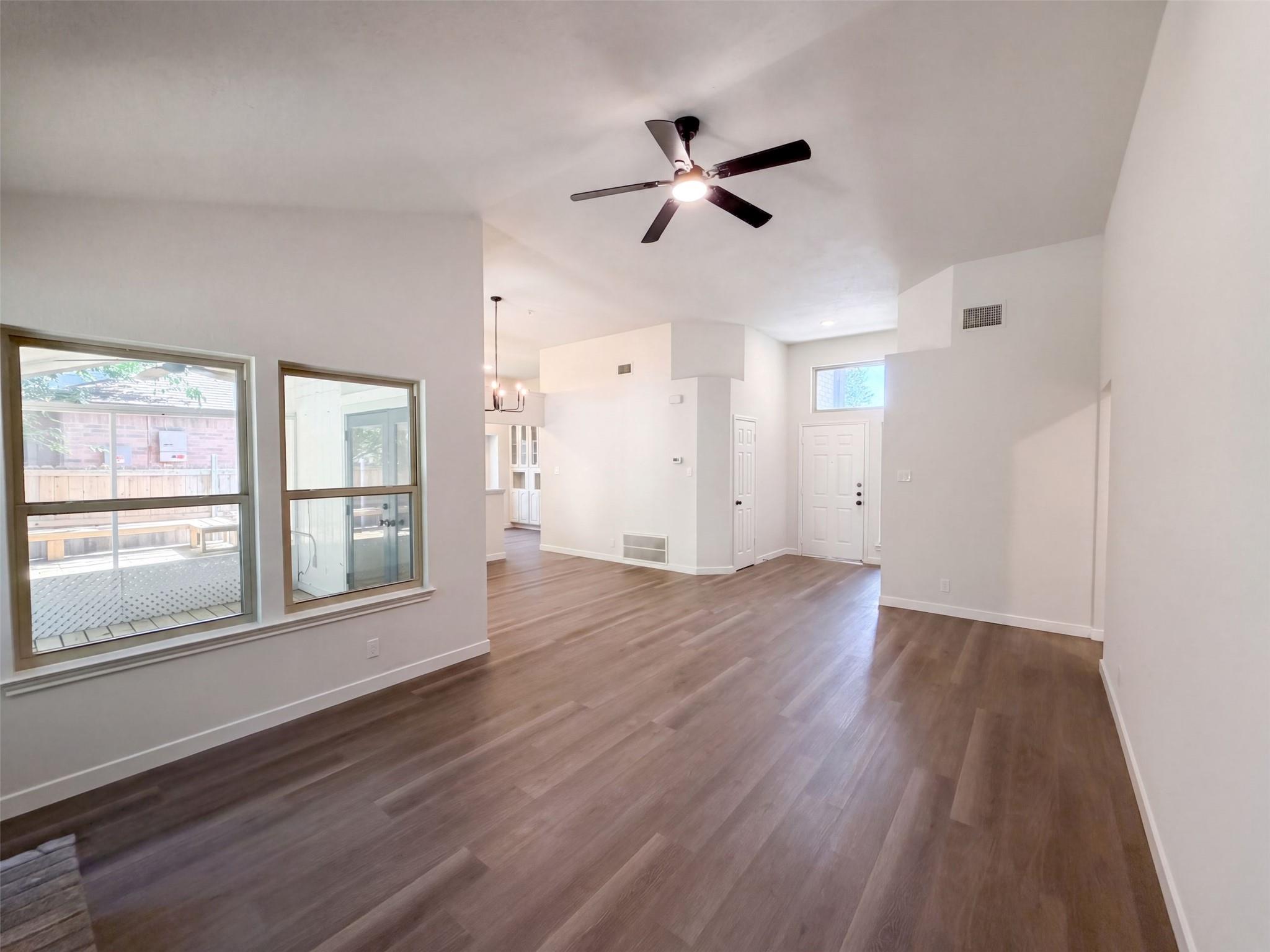 605  Hawthorne Ln, photo 6