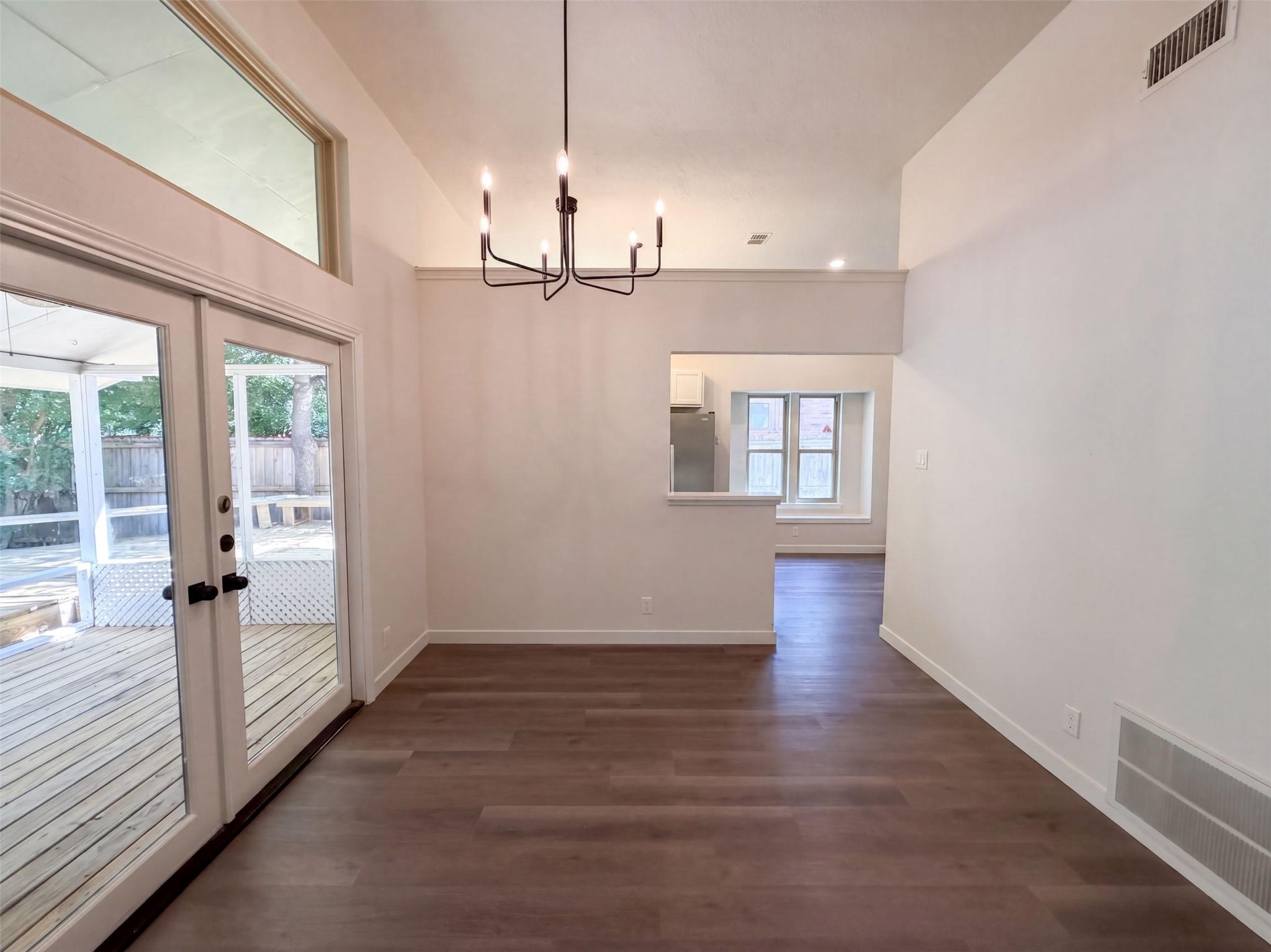 605  Hawthorne Ln, photo 7