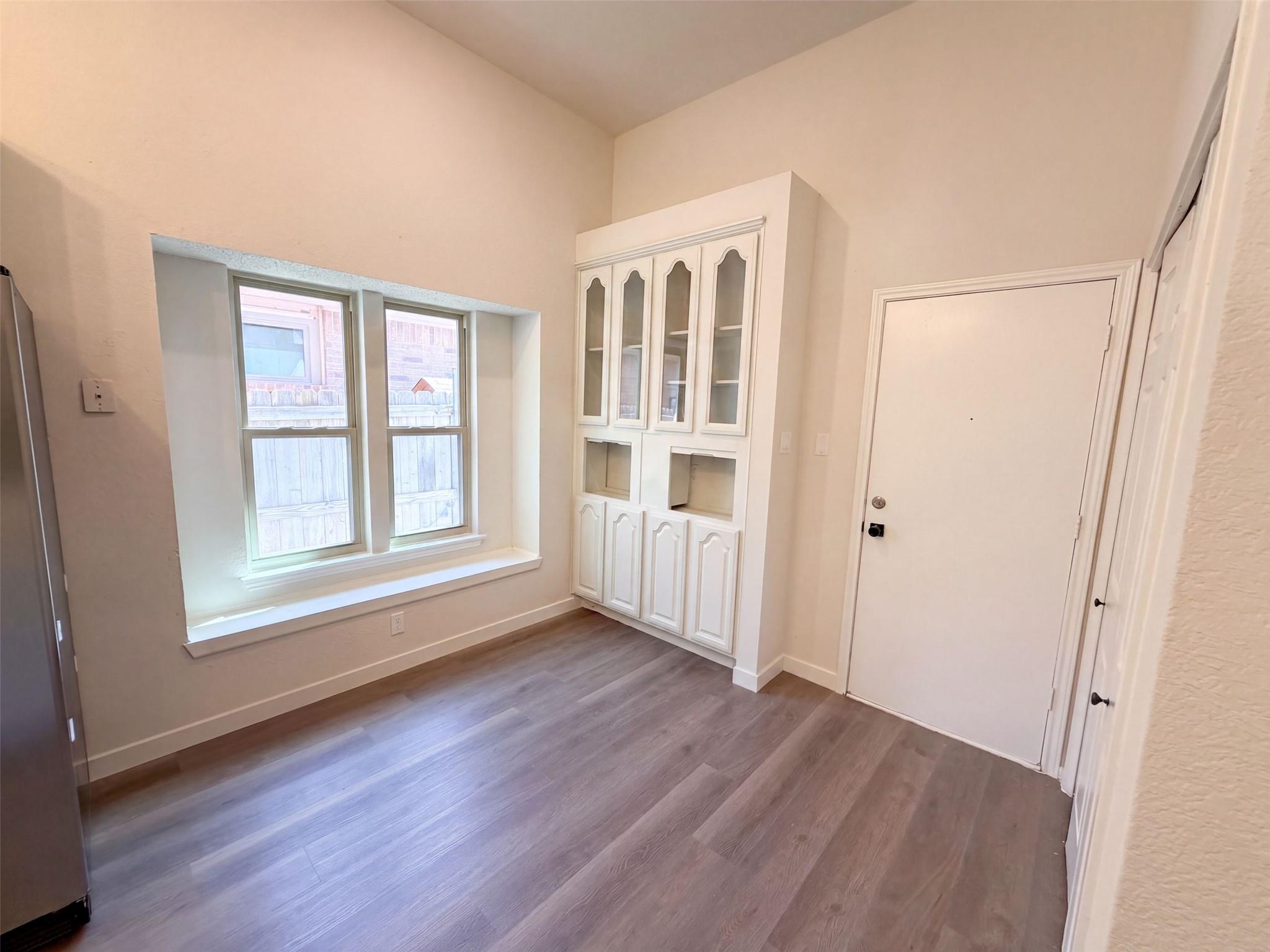 605  Hawthorne Ln, photo 8