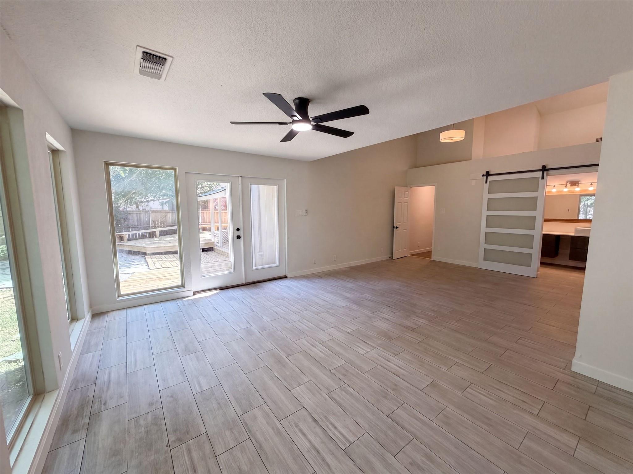 605  Hawthorne Ln, photo 9