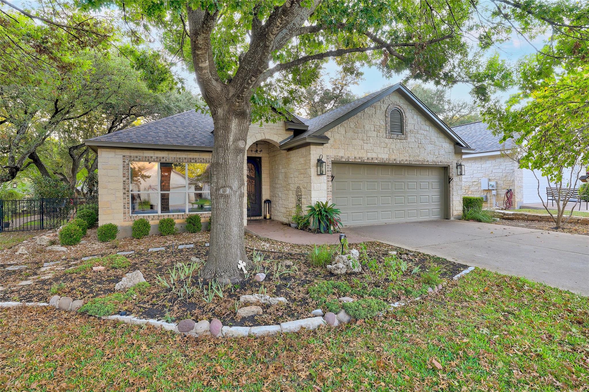 111  Brazos Dr, photo 3