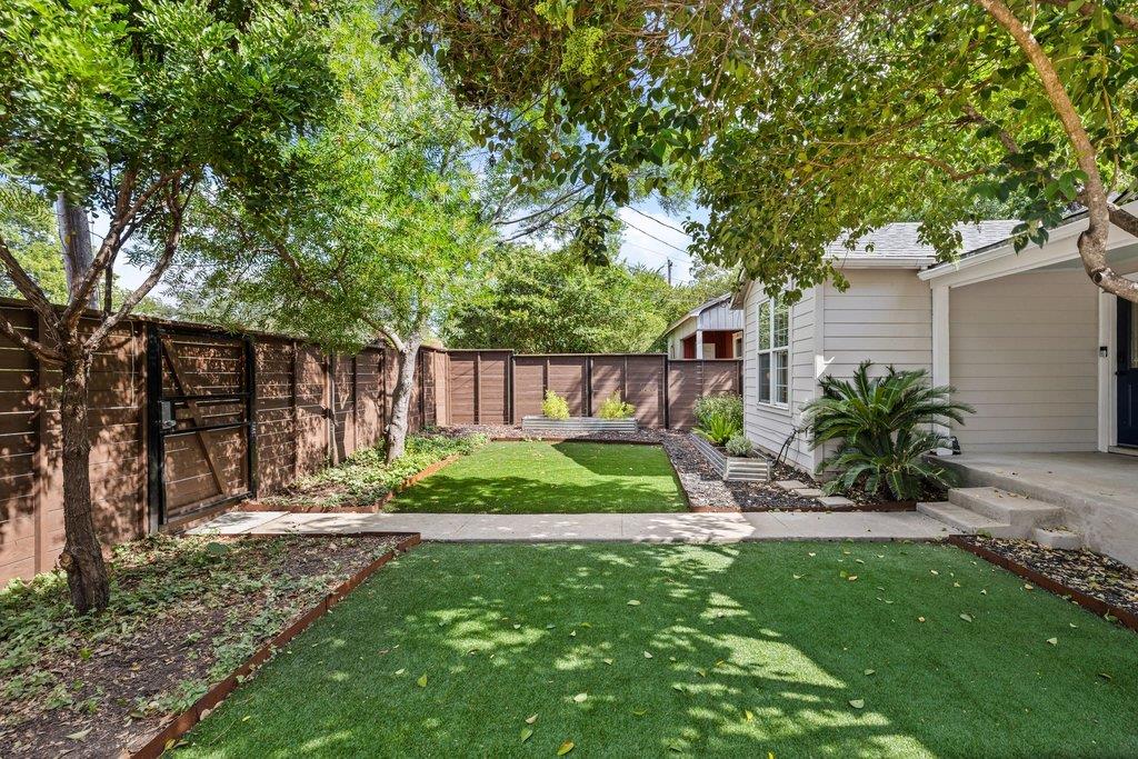 1709  Chicon St, photo 2