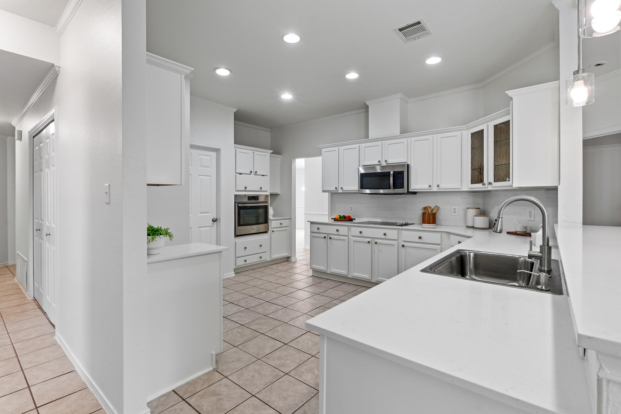 2502  Vernell Way, photo 2