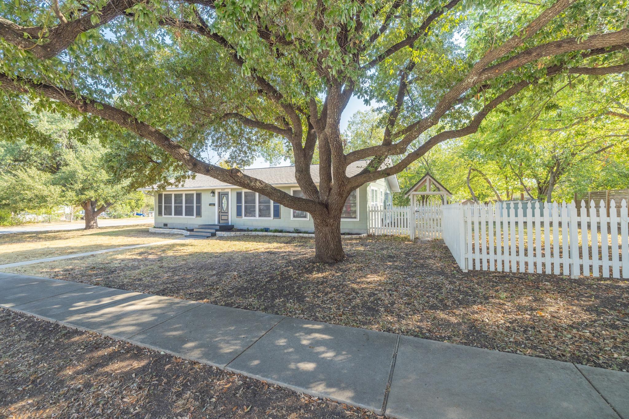 307 N Black St, photo 2