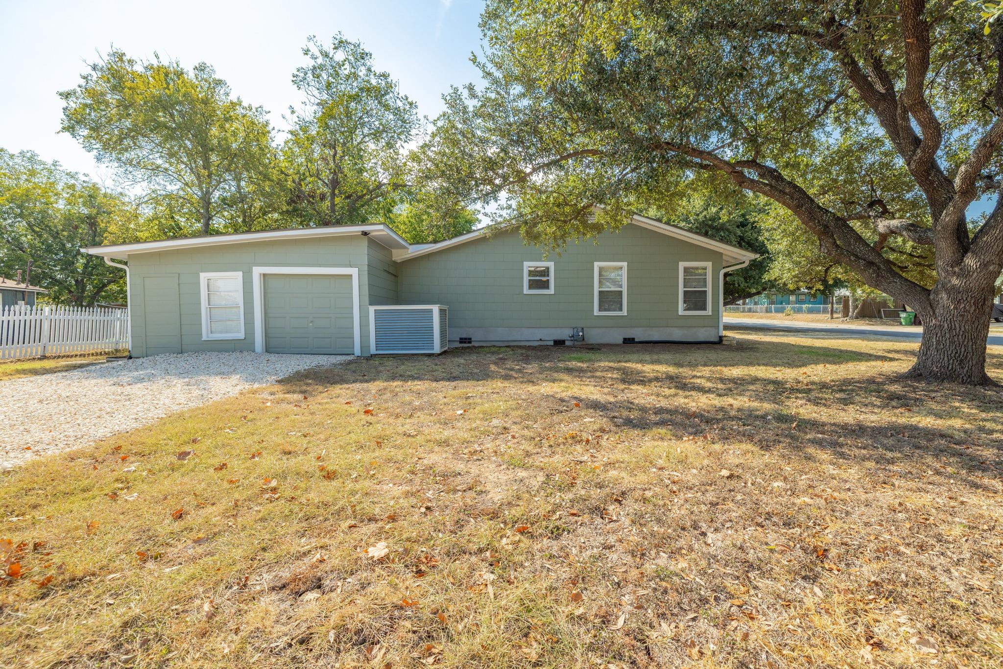 307 N Black St, photo 3