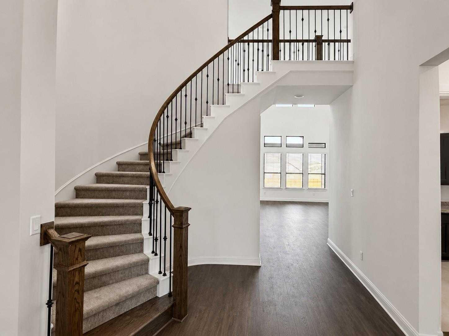 201  Archway Ln, photo 3