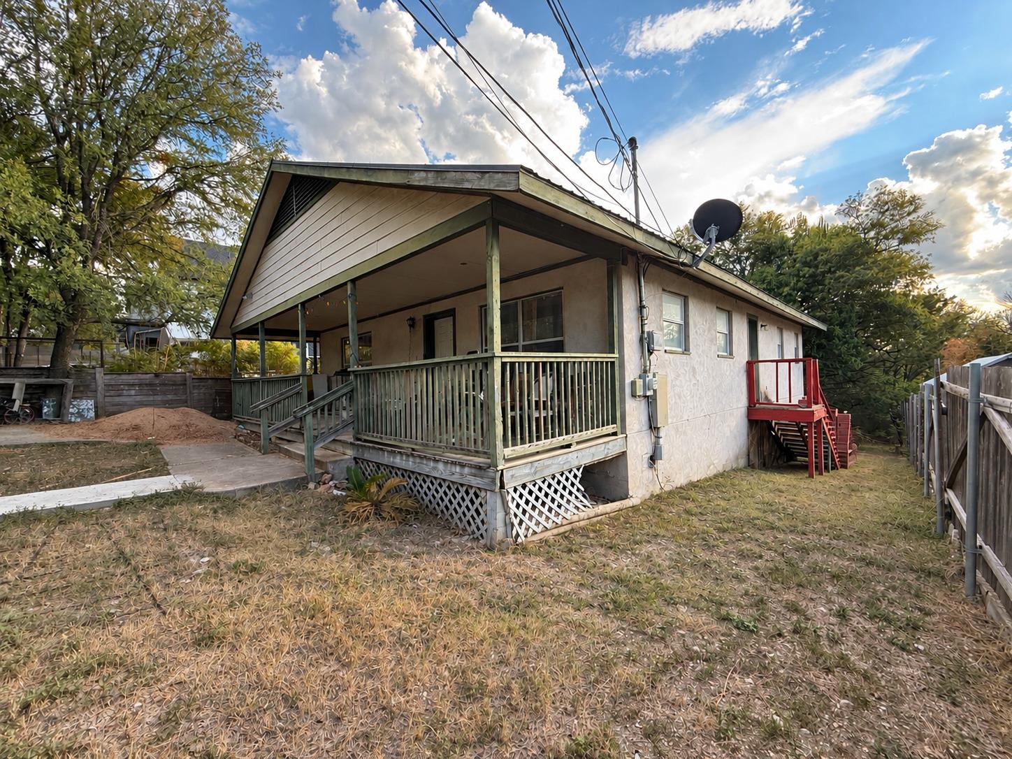 1210  Delano St, photo 3