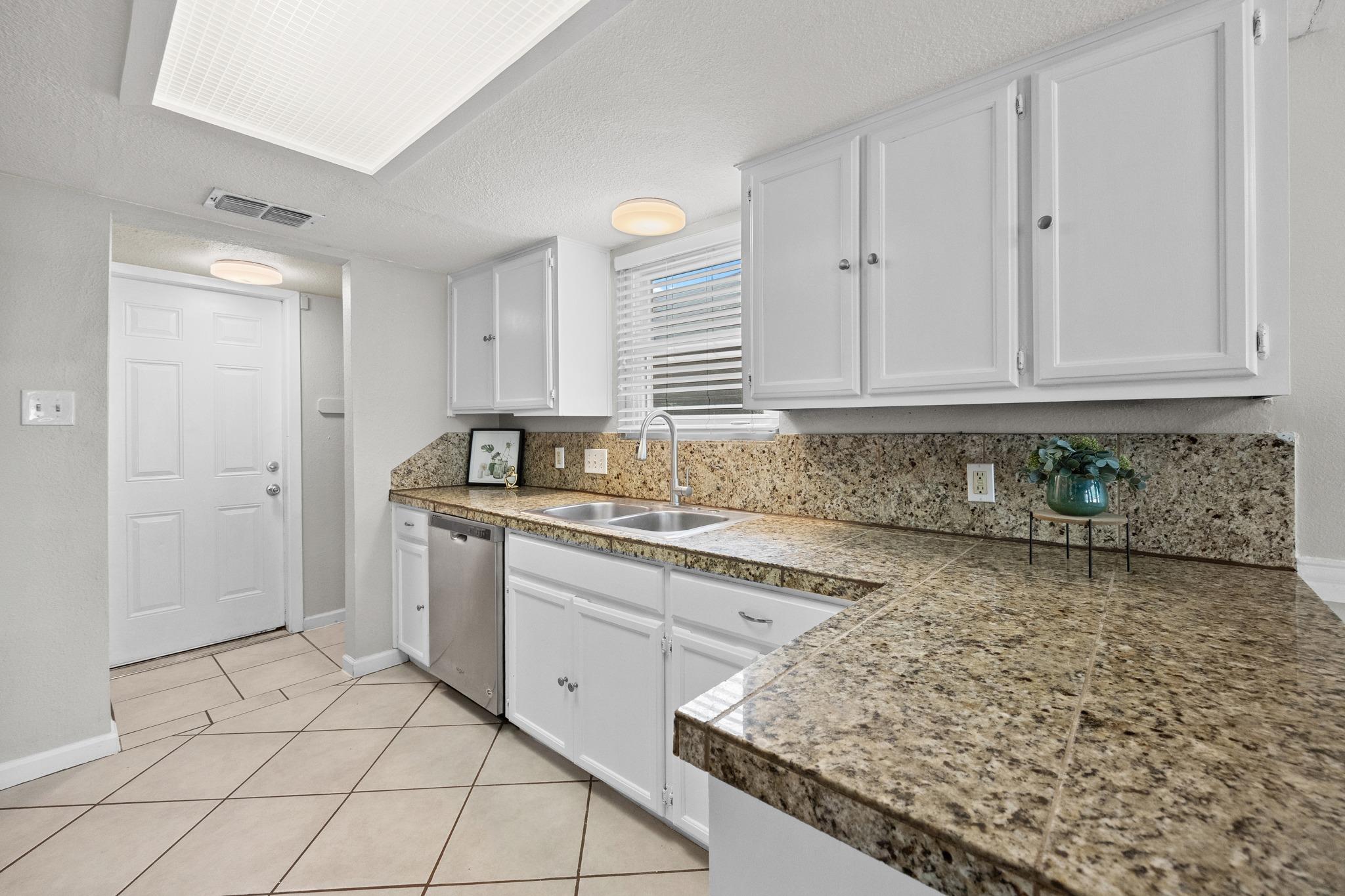 302  Splitrock St, photo 11
