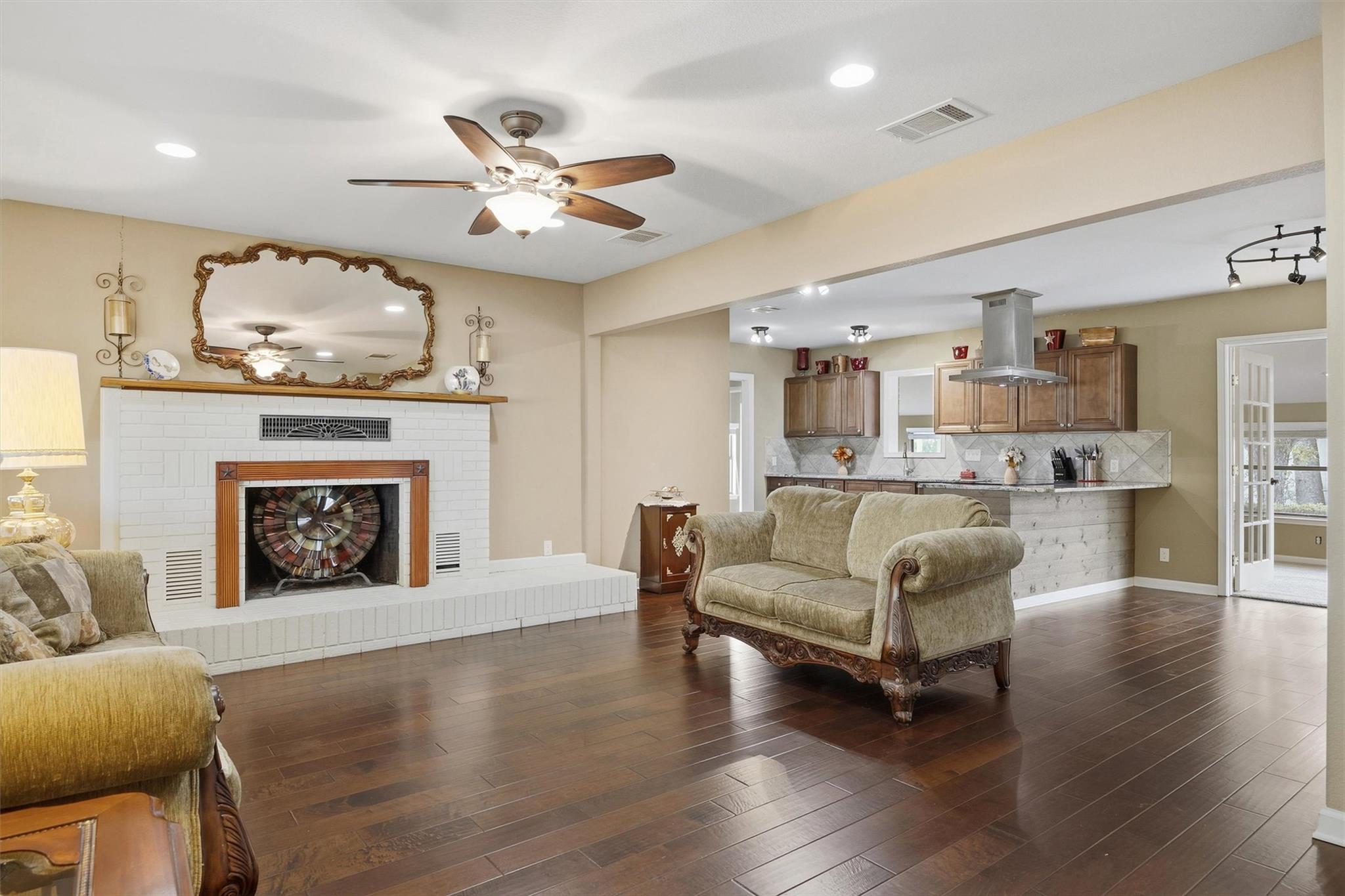 410 N Burnet St, photo 6