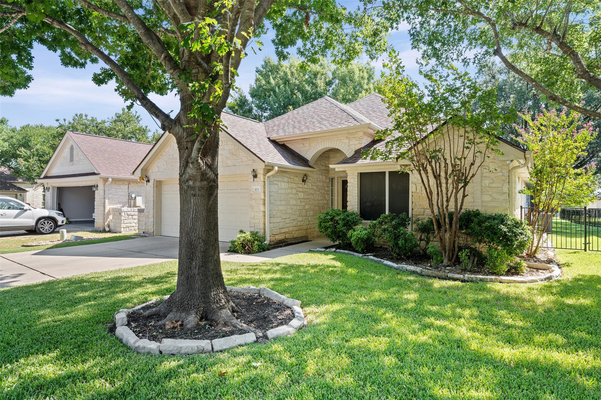 103  Village Dr, photo 2