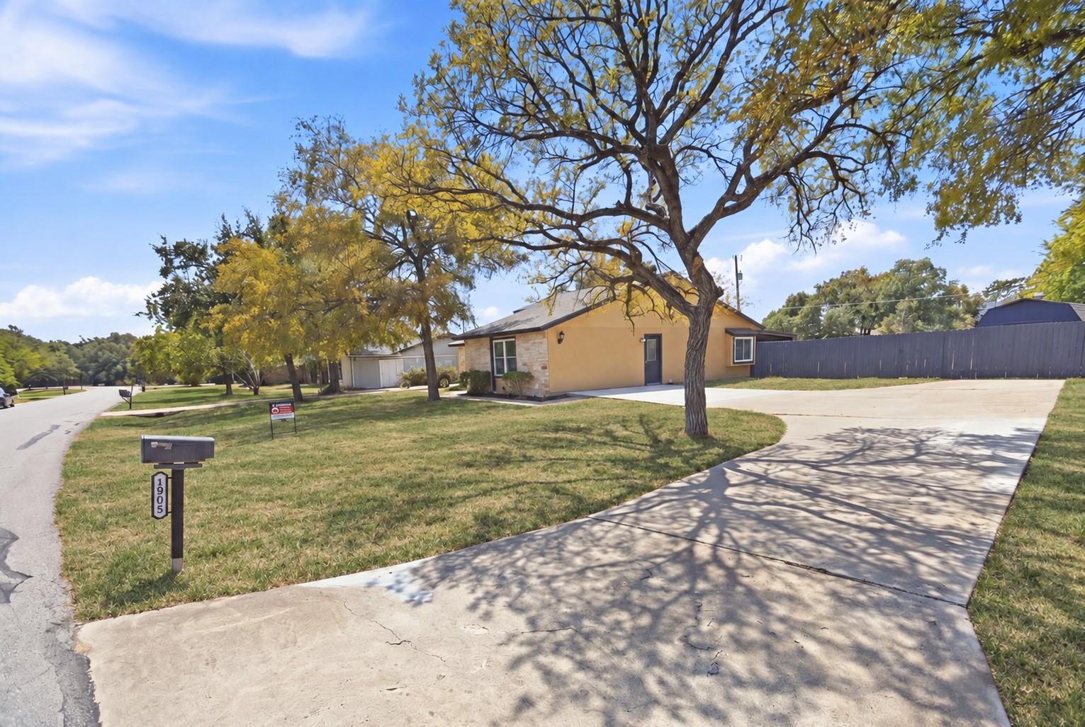 1903 S West Dr, photo 3