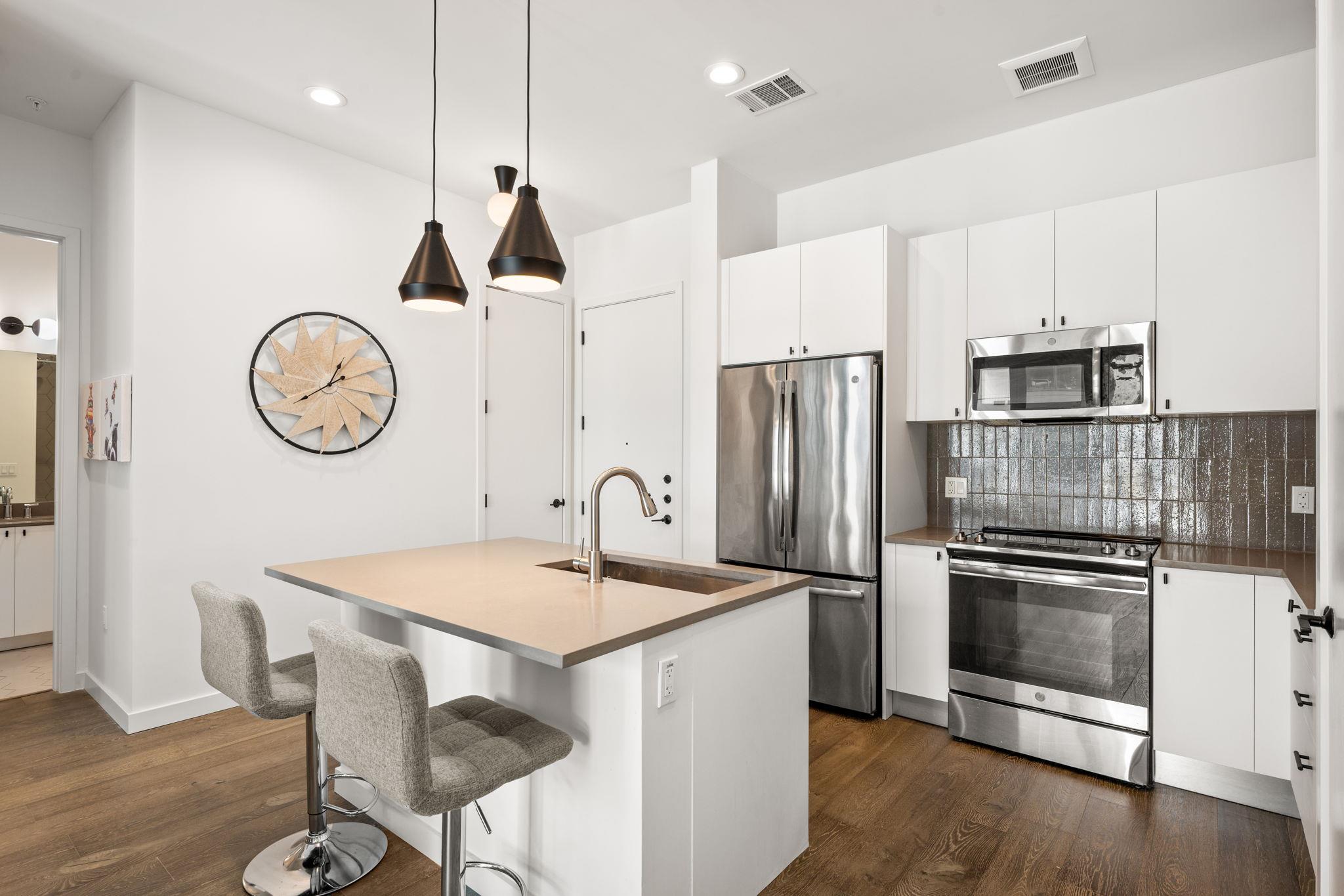 800  Embassy Dr  #302, photo 4