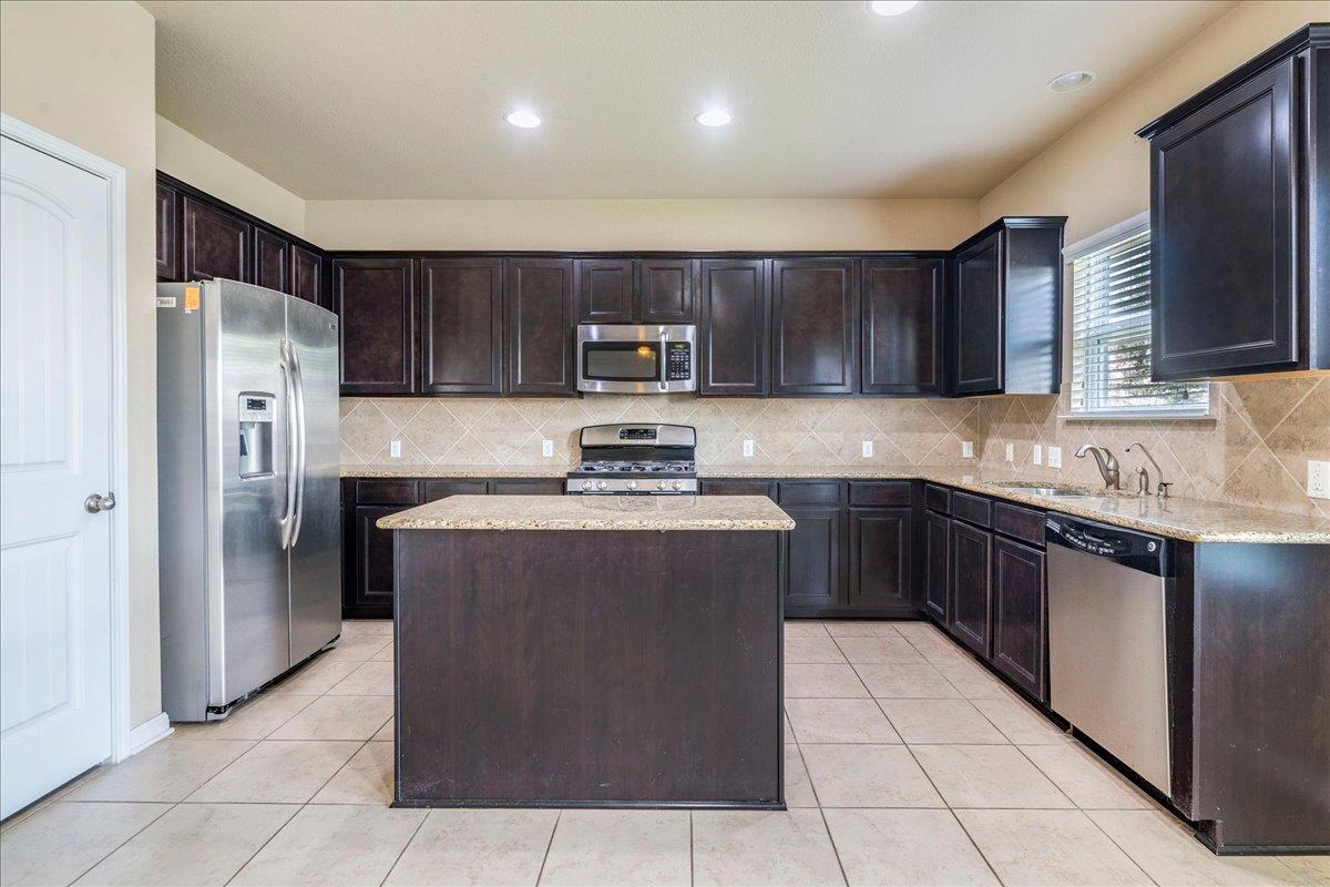 809  Hometown Pkwy, photo 11