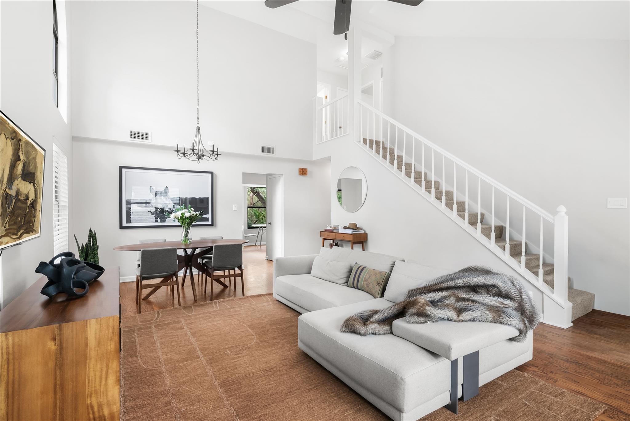 108 W SPRING Dr, photo 2