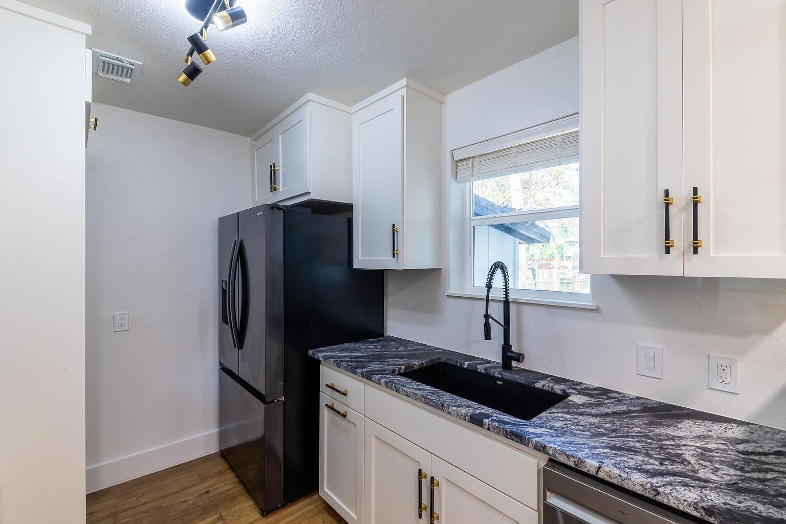1614  Holly St, photo 7