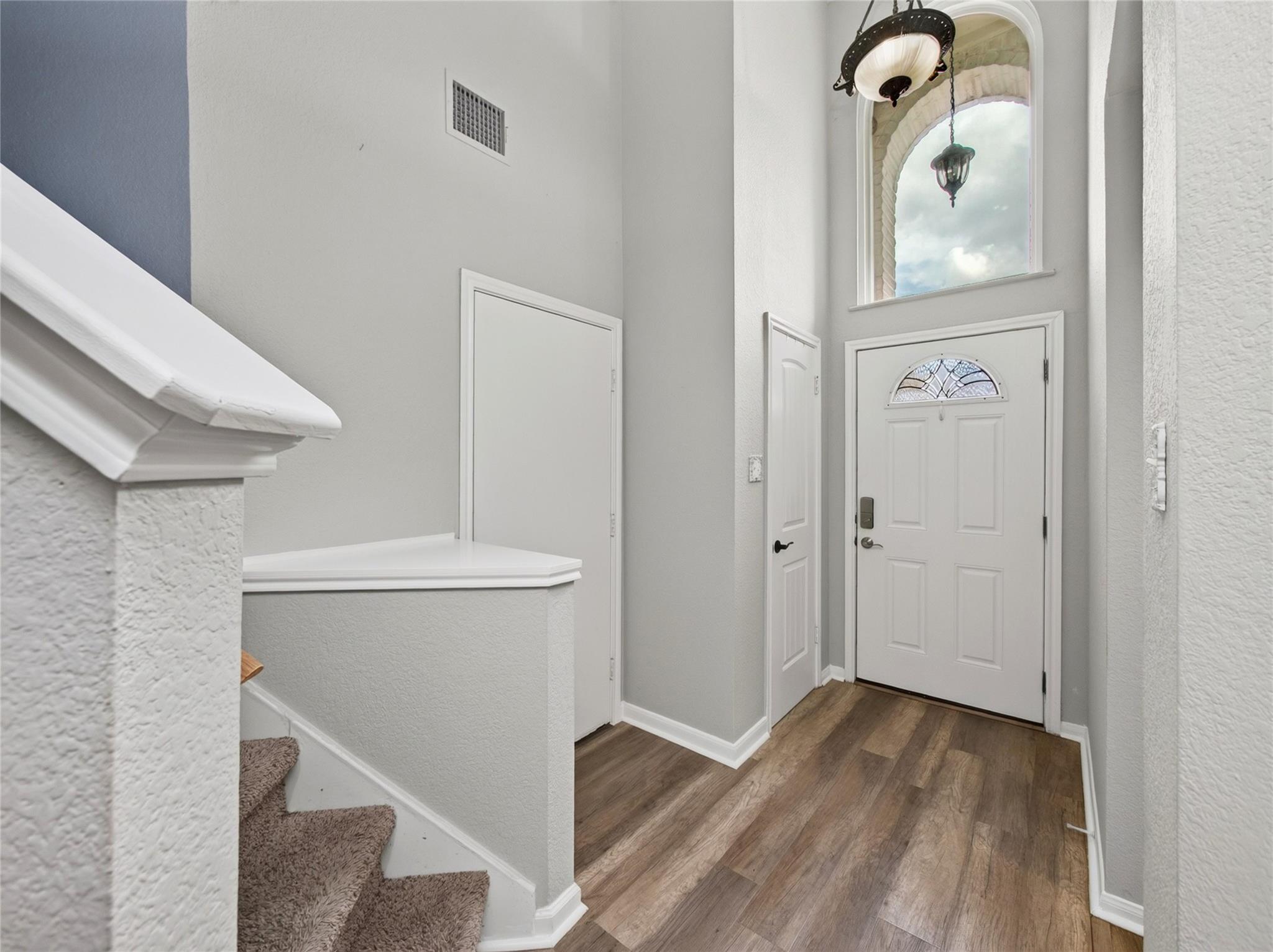 2510  Eastwood Ln, photo 2