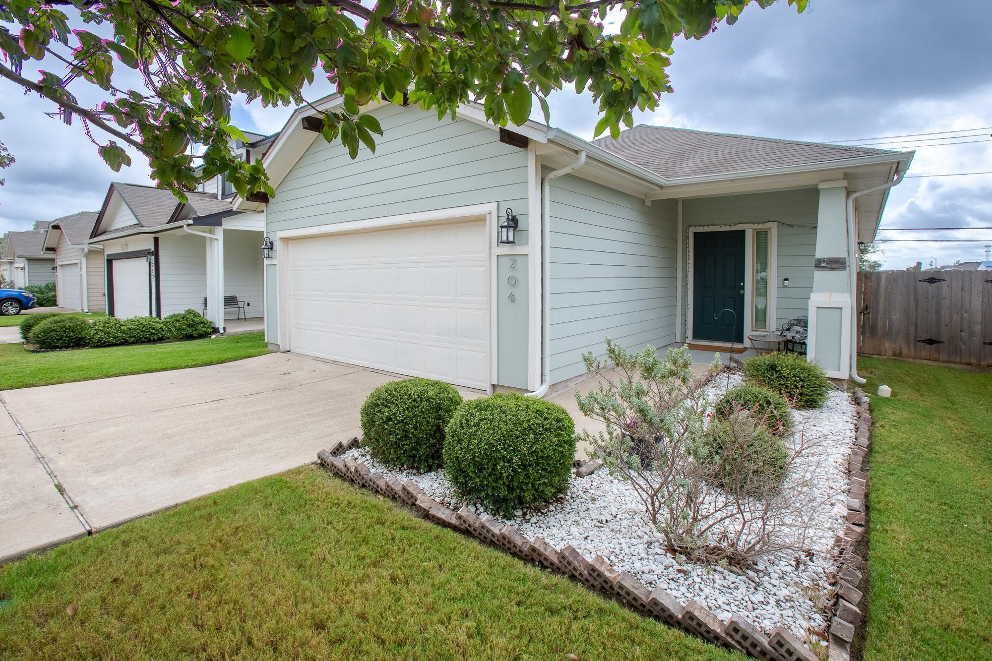 204  Twisted Oaks Ln, photo 2