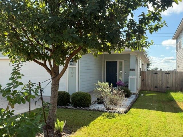 204  Twisted Oaks Ln, photo 3