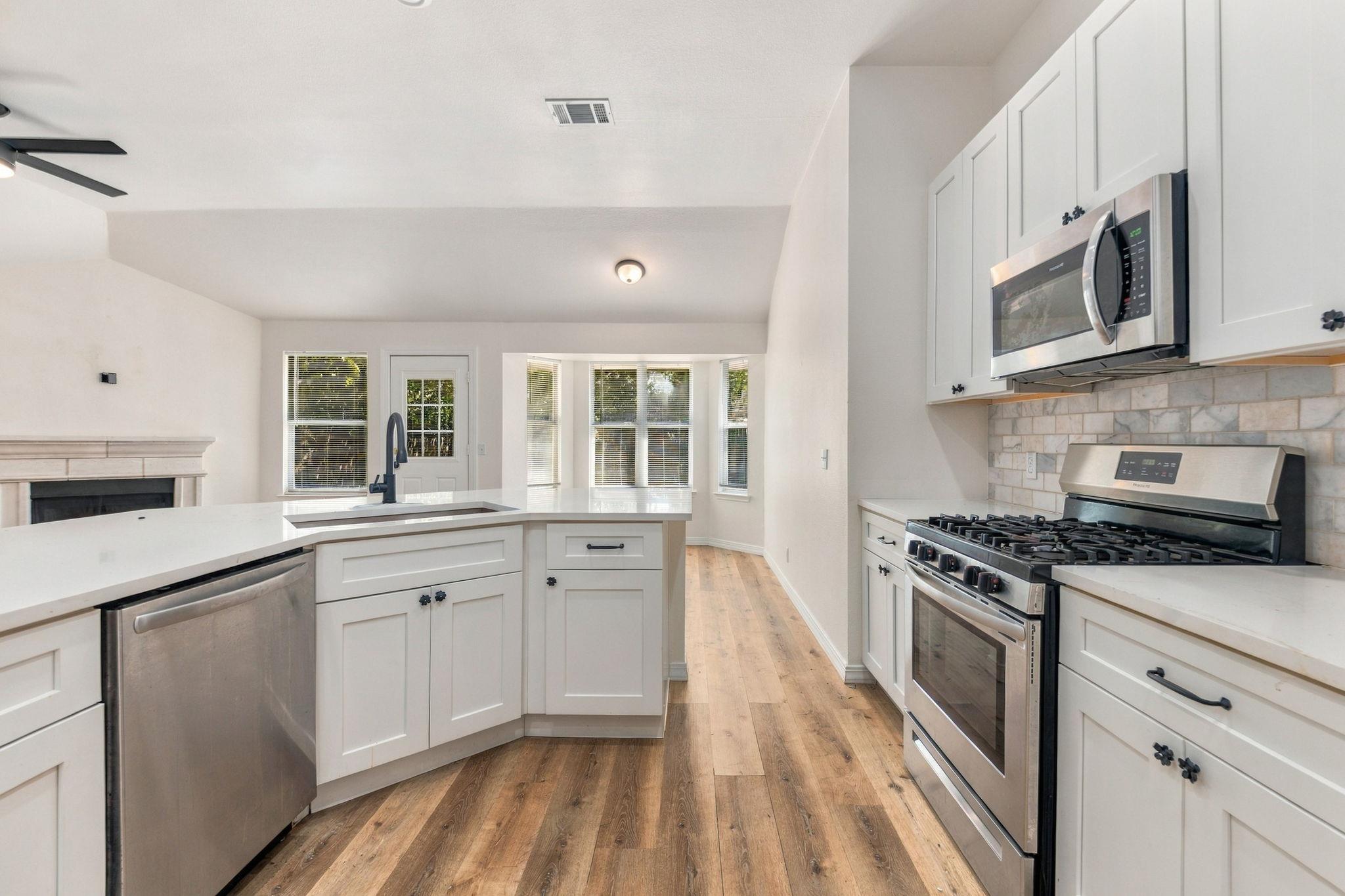 810  Honeysuckle Dr, photo 2