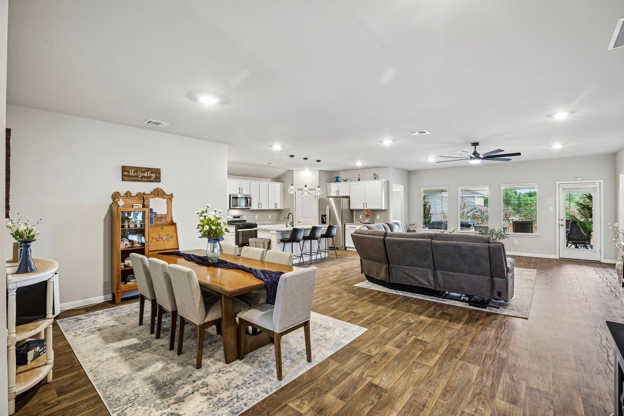 565  Apache Plum Dr, photo 2