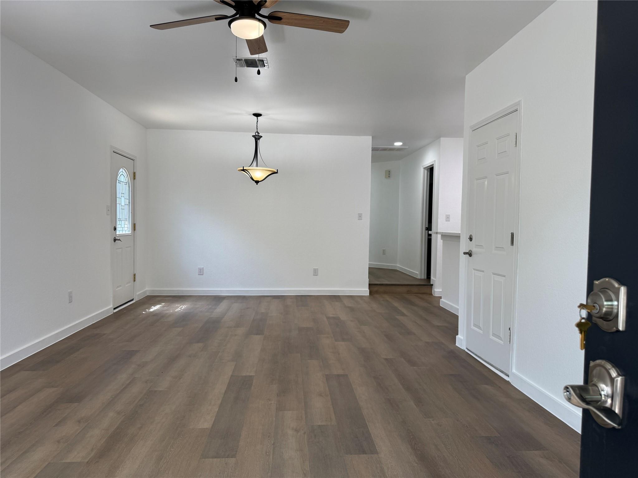 1621  Parkfield Cir, photo 2