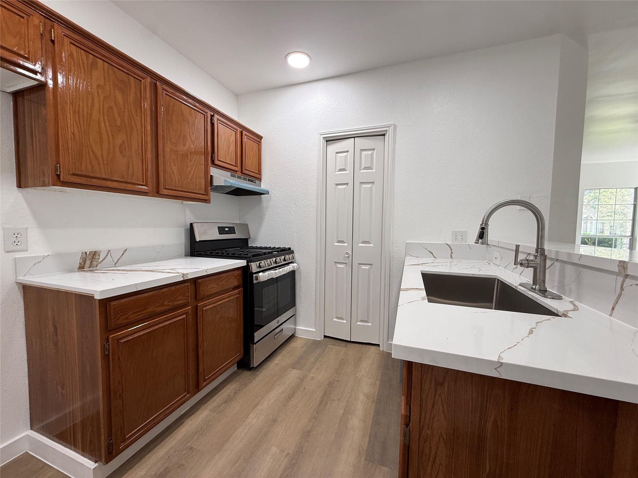 1621  Parkfield Cir, photo 8