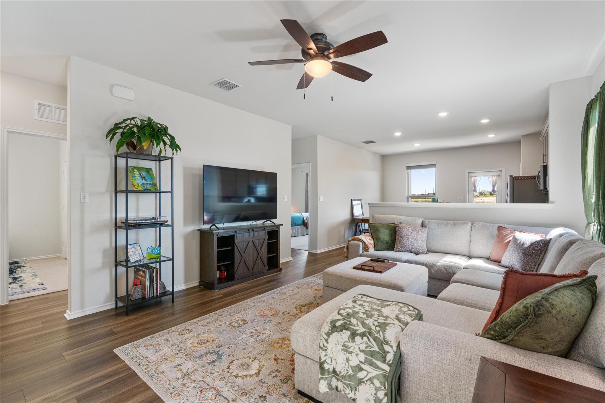 715  Papaya Dr, photo 3