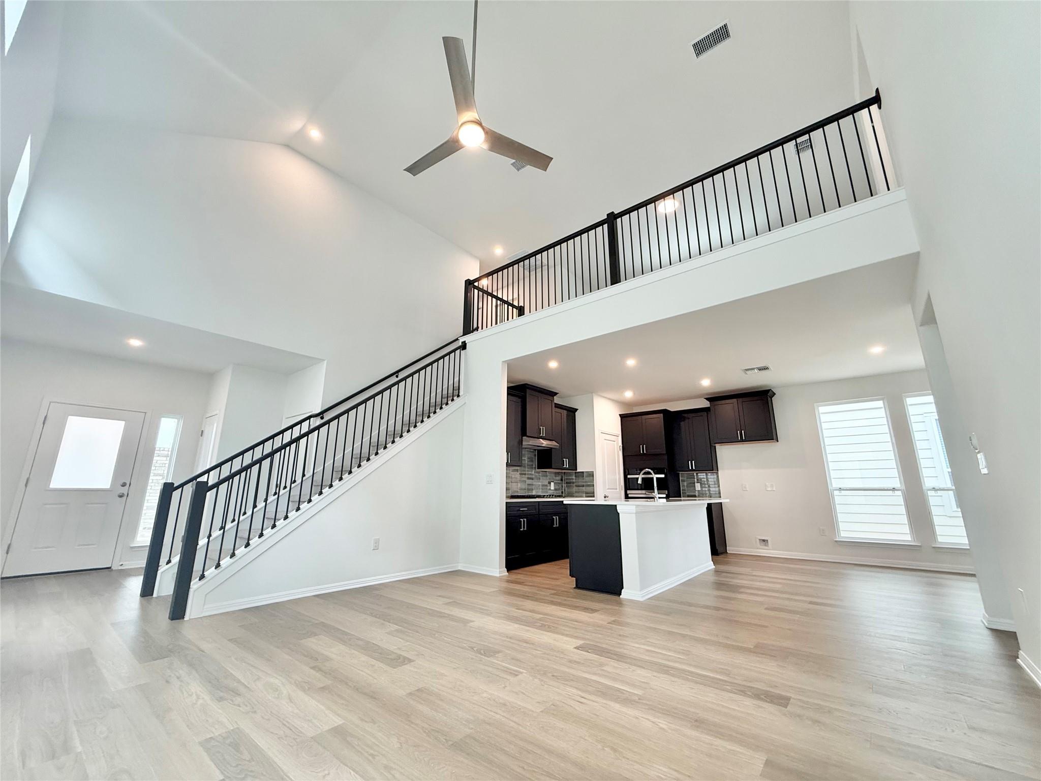 217  Young St, photo 2