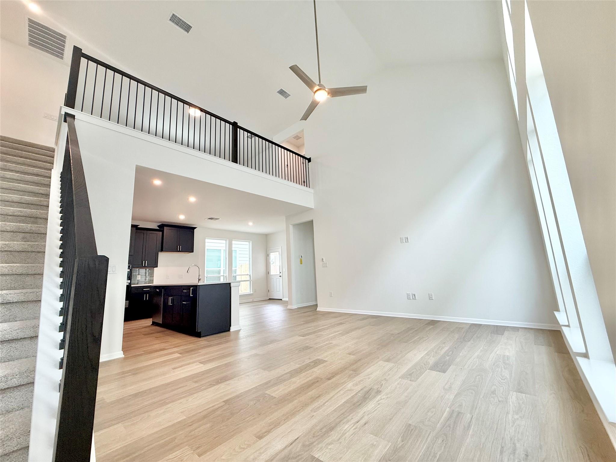 217  Young St, photo 5