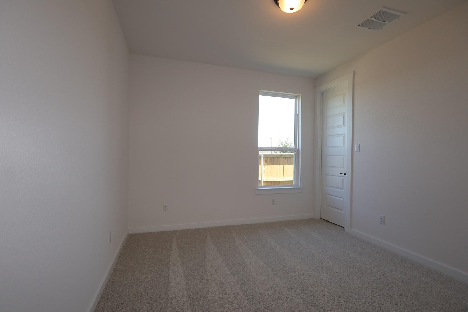 541 Bloomington Loop photo 11