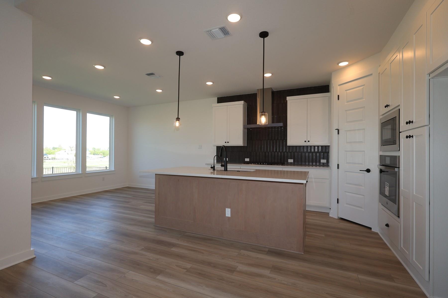 541 Bloomington Loop photo 5