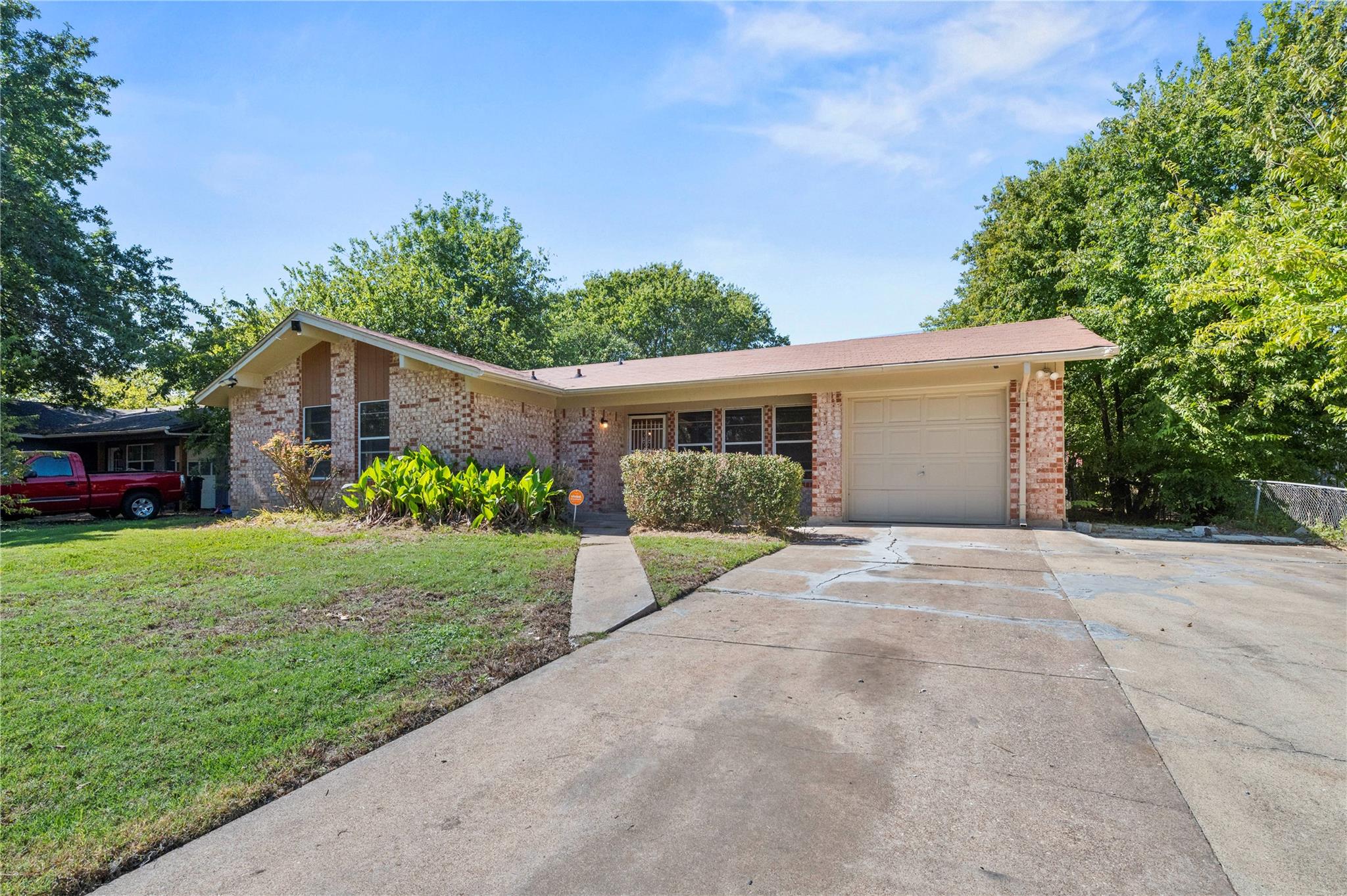 1819  Clarawood Dr, photo 2